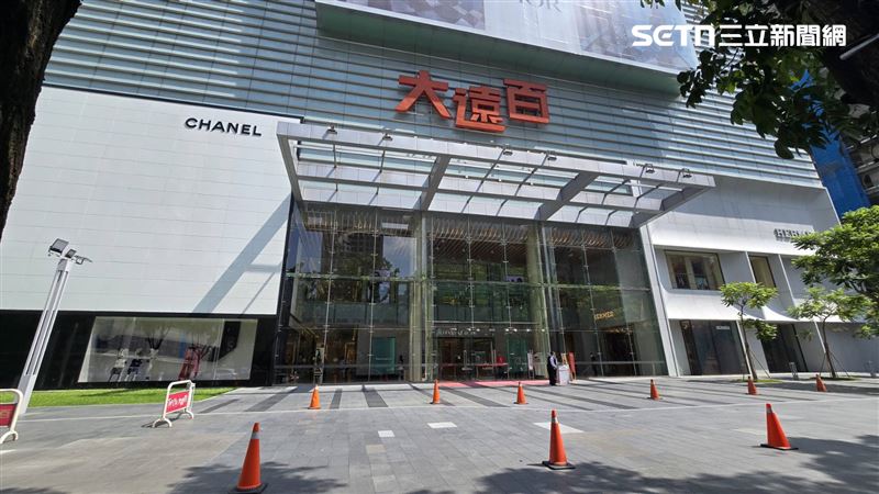 隔壁的大遠百受新光三越復業影響，人潮相對冷清。（圖／記者吳泊萱攝影）