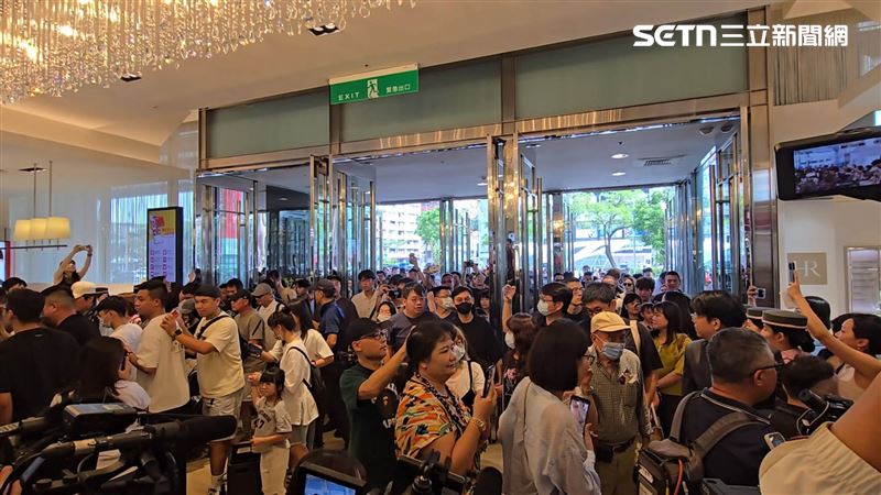 台中新光三越10時30分準時開門迎賓，一樓湧現大量人潮，現場人山人海。（圖／記者吳泊萱攝影）