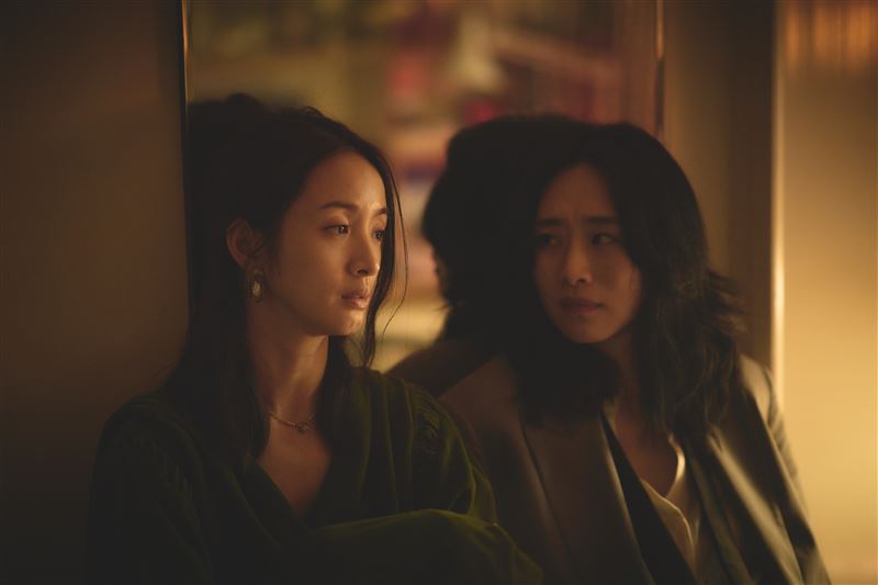 林依晨與吳可熙在電影《失明》裡有許多精采對手戲。（圖／周子娛樂提供）