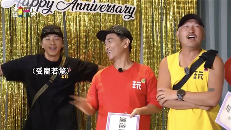 主持人吳宗憲（中）與KID、坤達推門進入民宿就迎來驚喜。（圖／節目提供）