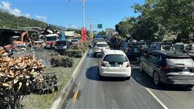  私家車湧入光復鄉，當地塞爆。（圖／取自爆廢公社二館）