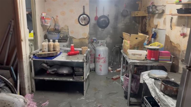 受災戶東倒西歪的家具，還有幾個瓦斯桶就倒在眼前。（圖／阿輔提供）