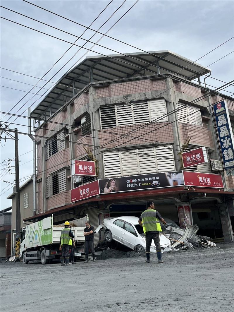 花蓮光復鄉災區滿目瘡痍，被大水凌虐的汽車一部部報廢堆疊像被丟棄的玩具。（圖／阿輔提供）