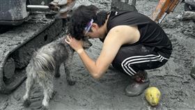 花蓮光復鄉災區阿輔與災區狗狗。（圖／阿輔提供）