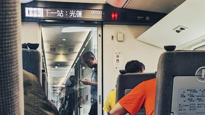許多民眾紛紛化身「鏟子超人」，搭乘火車前往光復車站。（圖／翻攝移居實驗事臉書）