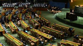以色列總理納坦雅胡26日在聯合國演說，因為多國代表離席抗議，台下空蕩蕩一片，也凸顯了以色列因加薩戰爭的國際孤立困境。（圖／美聯社／達志影像）