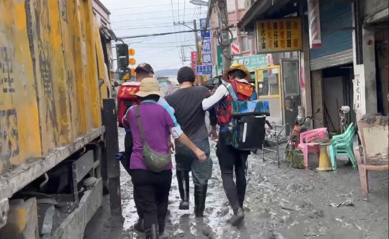 花蓮馬太鞍溪堰塞湖溢流釀災，台南市特搜大隊馳援救災。（台南市消防局提供）