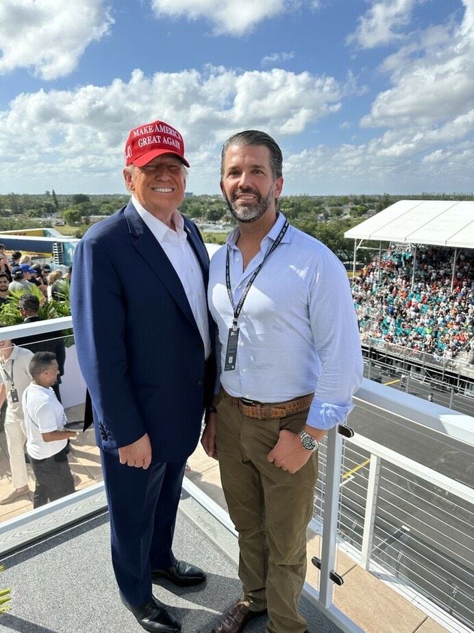 川普的長子小唐納（Donald Trump Jr.）（右）是線上投注公司「Kalshi」的顧問。（圖／翻攝自真相社交 @DonaldJTrumpJr）