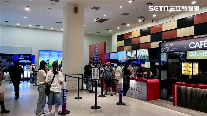 新光影城同步回歸，影迷搶買特別放映場拿海報。(圖／記者賴俊佑攝影）