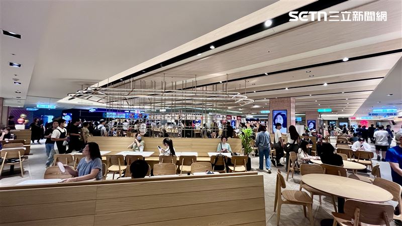 台中新光三越12樓全新改裝，正值用餐時間各家餐飲湧現排隊人潮。(圖／記者賴俊佑攝影）