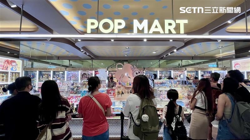 POP MART推出限量公仔，粉絲早上7點就在店外排隊準備搶購。(圖／記者賴俊佑攝影）