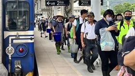 前總統蔡英文在臉書感謝前往花蓮協助救災的「鏟子超人」。（圖／翻攝自蔡英文臉書）