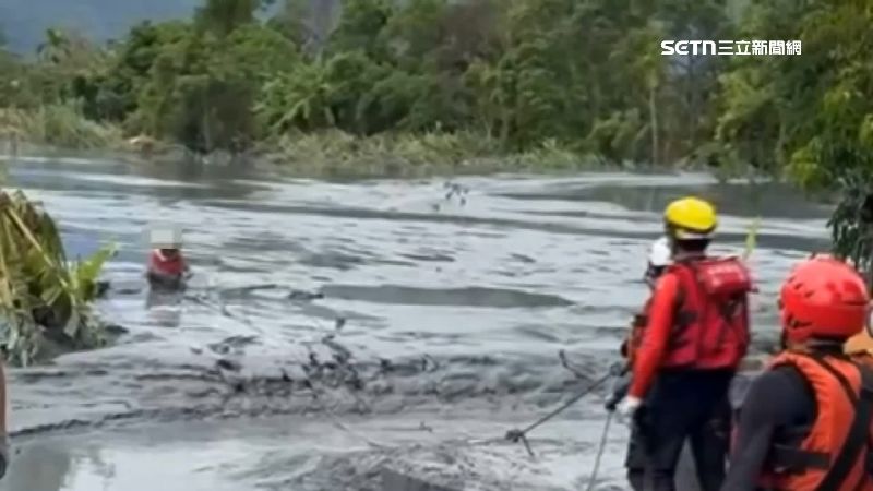 黑色泥沼滿目瘡痍　屏東特搜「爬」進搜救