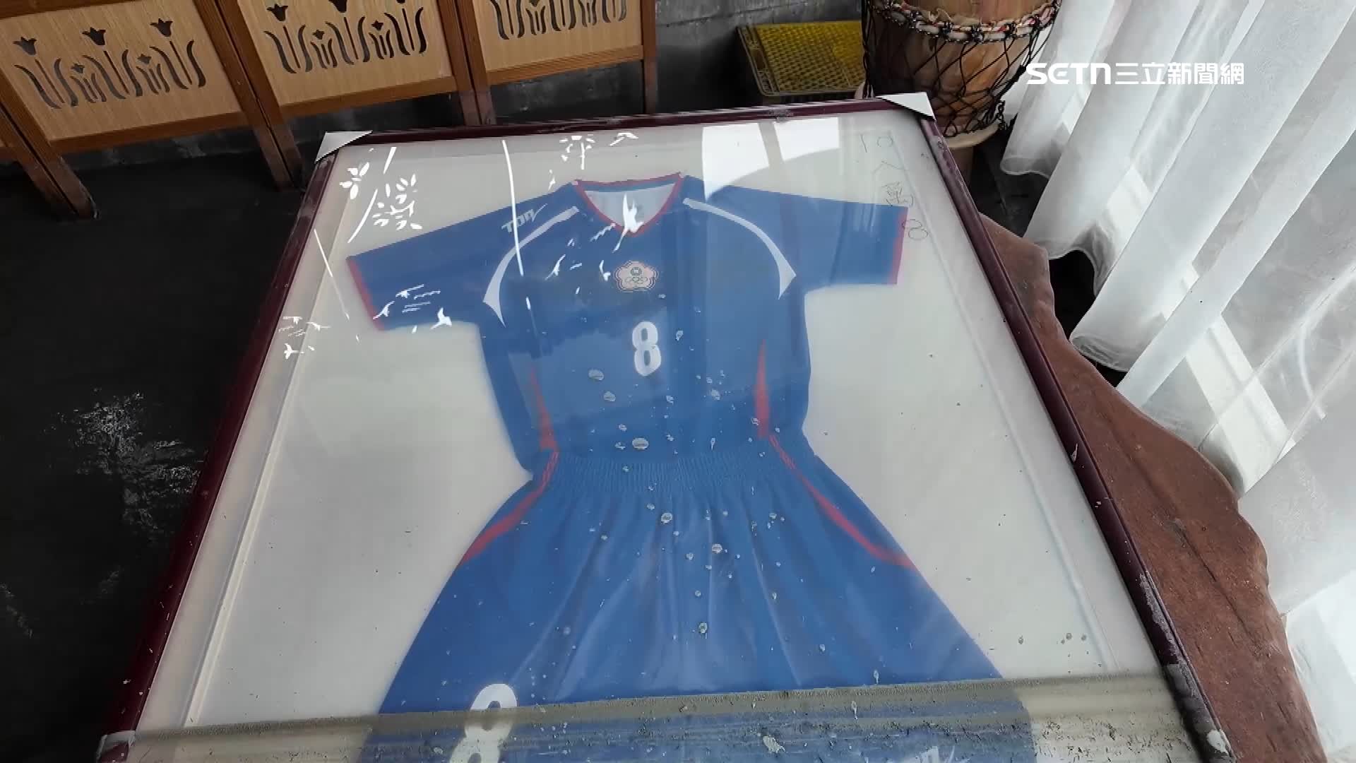 國家隊球衣也泡在泥土堆裡