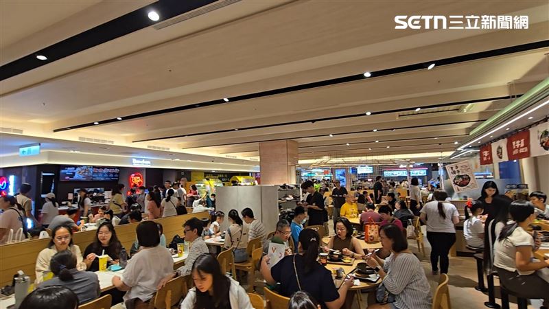 台中新光三越12樓美食街，人山人海，現場一位難求。（圖／記者吳泊萱攝影）