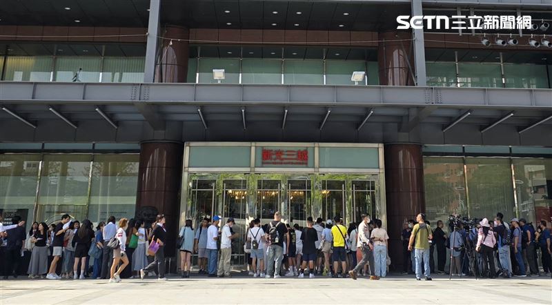 台中新光三越重新開幕，27日中午前來客數突破萬人。（圖／記者吳泊萱攝影）