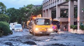 有災民反映拖吊陷入淤泥中的報廢車輛被多收費（非新聞敘述的拖吊業者）。（圖／翻攝畫面）