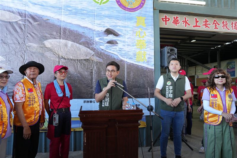 民進黨新北市議員卓冠廷與國際獅子會一起公益淨灘。（圖／翻攝自卓冠廷臉書）