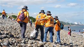 民進黨新北市議員卓冠廷與國際獅子會一起公益淨灘。（圖／翻攝自卓冠廷臉書）