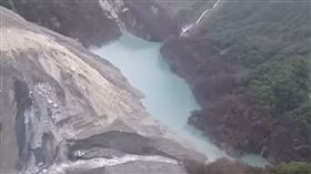 馬太鞍溪堰塞湖出現「V形缺口」 林業署示警可能再淹。（圖／翻攝自林業署臉書）