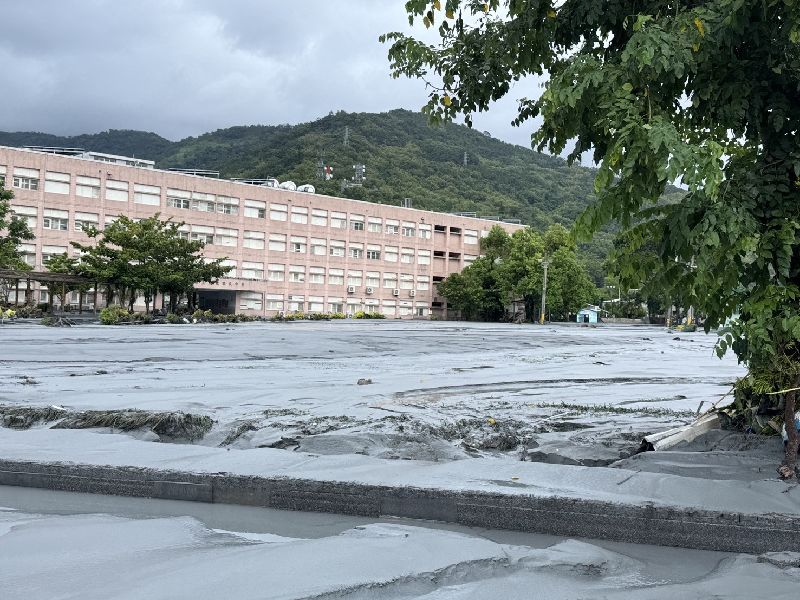 花蓮馬太鞍溪堰塞湖溢流致災，花蓮縣立光復國民中學也遭衝擊，室外1樓泥沙淤積嚴重