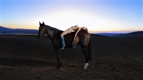 薔薔貼出最新力作，全裸坐在馬上，尺度辣翻天。（圖／翻攝自臉書）