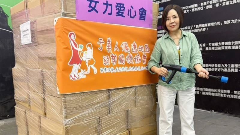 于美人連夜調度高壓清洗機。（圖／翻攝自臉書）