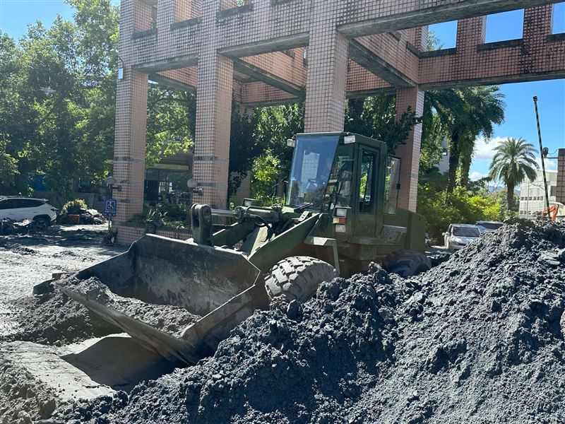 第5作戰區持續馳援花蓮，晝夜投入復原工作。（圖／第5作戰區提供）