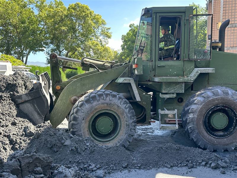 52工兵群投入災區執行道路清淤作業。（圖／第5作戰區提供）