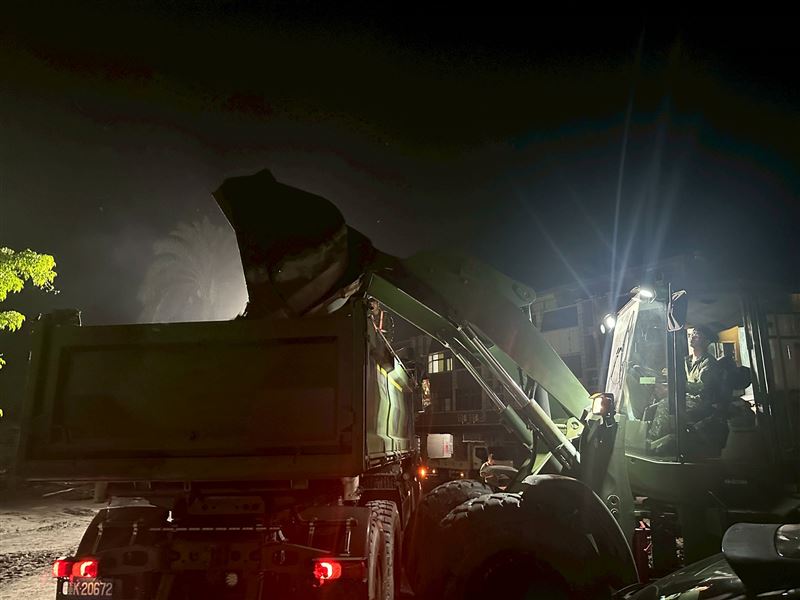 52工兵群於晝夜不間斷執行災區道路清淤作業。（圖／第5作戰區提供）