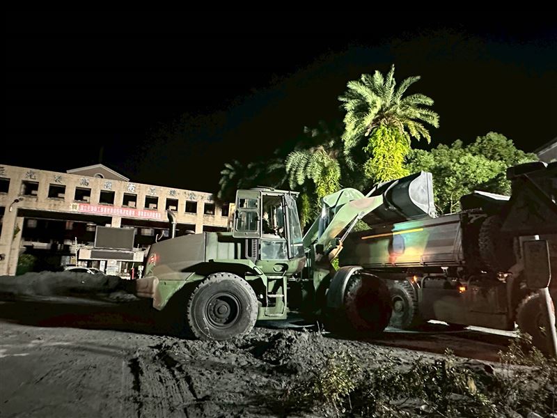 第5作戰區持續馳援花蓮，晝夜投入復原工作。（圖／第5作戰區提供）