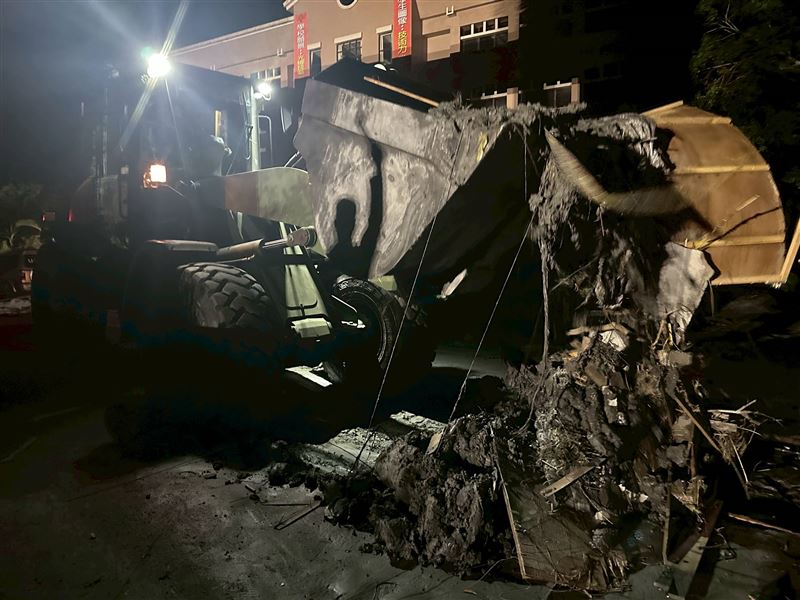 52工兵群於晝夜不間斷執行災區道路清淤作業。（圖／第5作戰區提供）