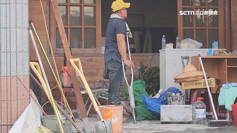 光復災區書店遭沖毀　老闆拄柺清理倉庫