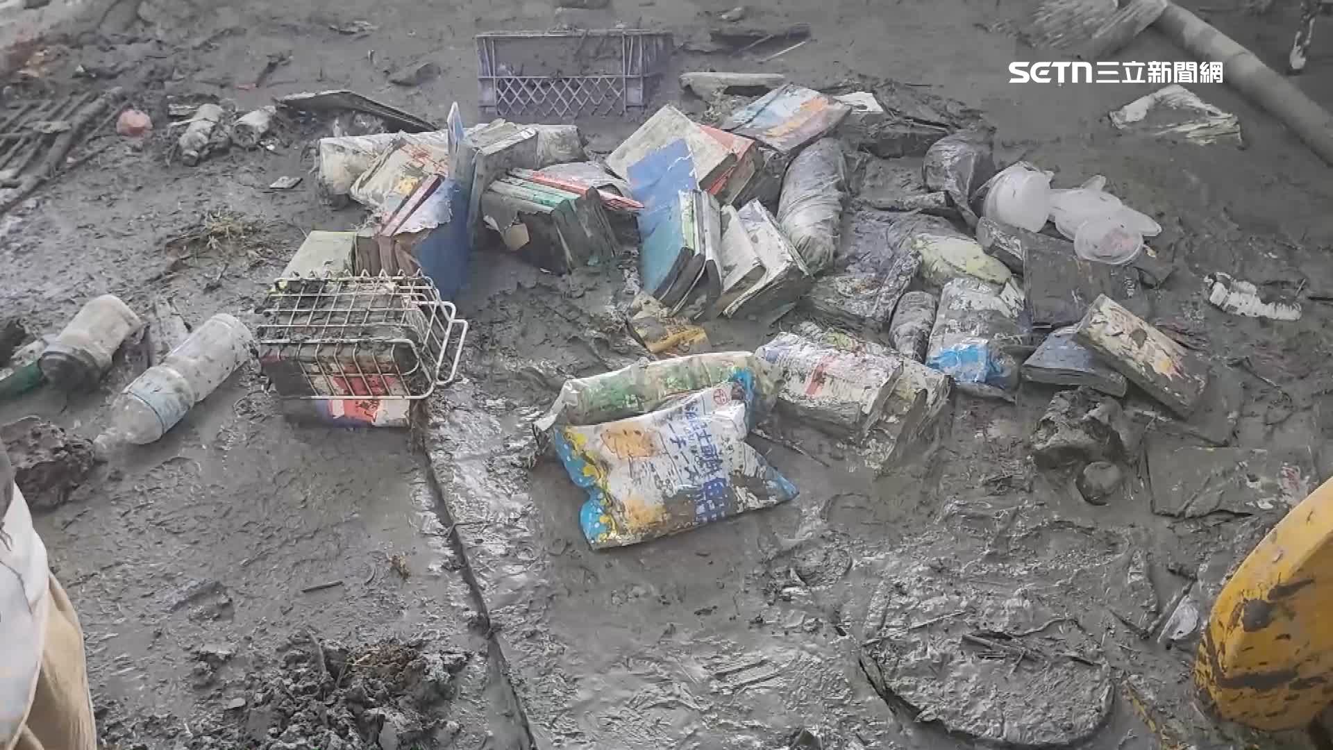 滿地散落沾滿泥巴的繪本