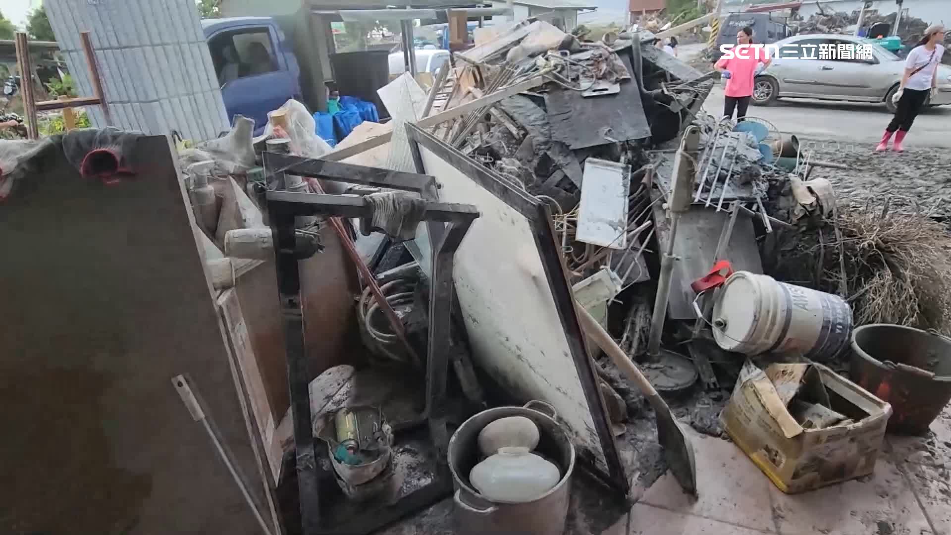 被泥流沖壞的家具