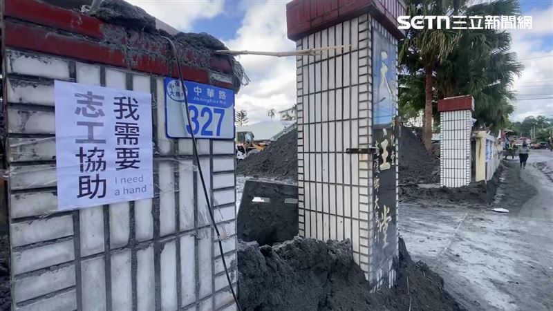 花蓮縣光復鄉受災戶門口貼上「我需要志工協助」的字條。（圖／記者呂彥攝影）