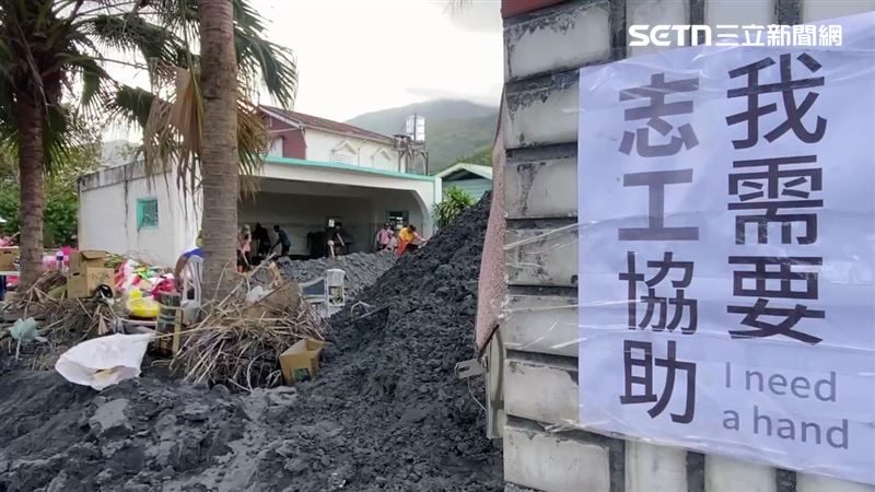 花蓮縣光復鄉受災戶門口貼上「我需要志工協助」的字條。（圖／記者呂彥攝影）
