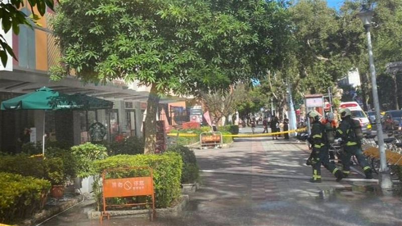 台師大內綜合大樓3樓稍早前竄出火煙。（圖／翻攝畫面）