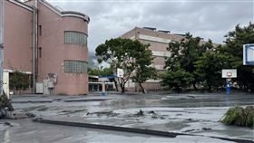 花蓮校園受災　光復國中泥沙淤積逾50公分花蓮馬太鞍溪堰塞湖溢流造成嚴重災情，花蓮縣立光復國民中學受創嚴重，一樓水泥地、足球場、棒球場、行政辦公室、專科教室、中央廚房等處遭淤泥影響，泥沙預估淤積超過50公分。中央社記者張祈攝 114年9月27日
