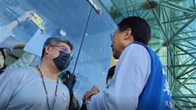 卓伯源再度踢館中天，被擋在大門外。（圖／翻攝畫面）