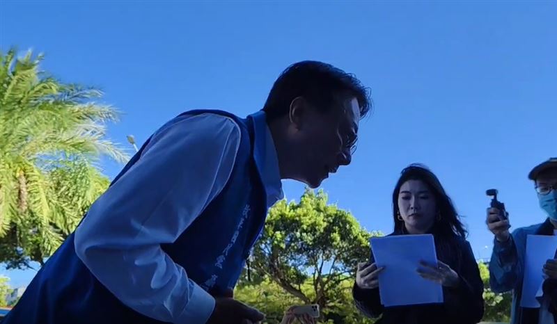 卓伯源闖關失敗進不去中天，還鞠躬謝謝媒體。（圖／翻攝畫面）