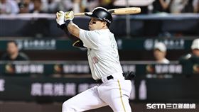 中職36年例行賽，台鋼雄鷹三壘手吳念庭敲出二壘安打。（圖／記者劉彥池攝影）