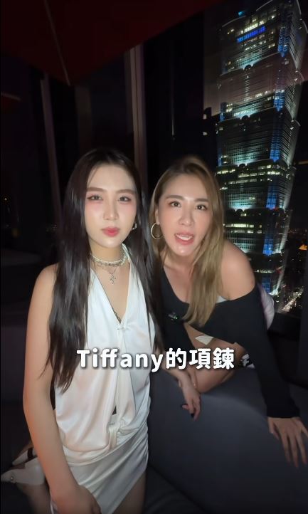 小禎送Emma Tiffany鑽鍊。（圖／翻攝自小禎臉書）