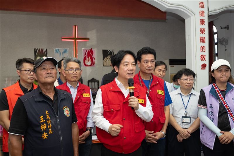 總統賴清德25日前往花蓮勘災，卻有許多抹黑假消息在網路上流傳。（圖／總統府提供）