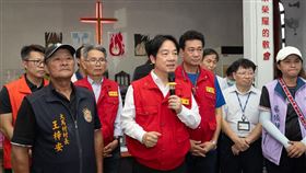 總統25日前往花蓮勘災，卻有許多抹黑假消息在網路上流傳。（圖／總統府提供） 