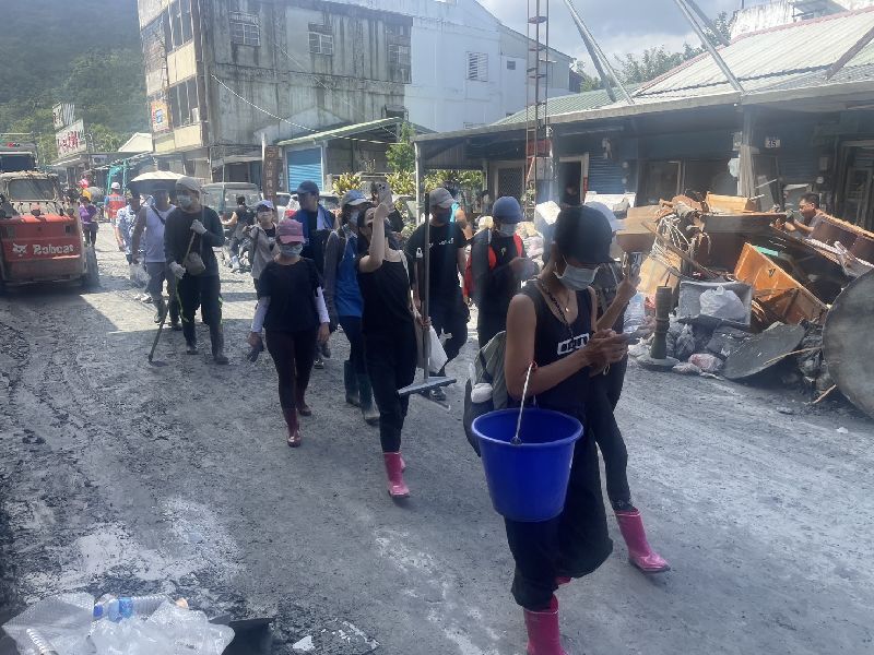 27日為教師節連假首日，來自各地的「鏟子超人」志工們湧現，熱心協助災區復原。（圖／中央社）