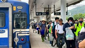 民眾自發前往花蓮光復救災、志工、鏟子超人　圖／翻攝自台鐵臉書