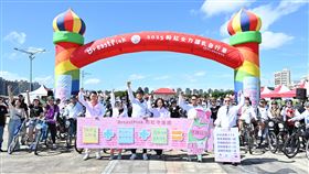 乳癌病友號召組自行車隊　展現粉紅力量台灣癌症基金會27日表示，有300名乳癌病友響應號召，組成「Breast Pink 2025 粉紅女力護乳自行車隊」，齊聚馬場町紀念公園，盼藉由運動展現粉紅力量，彼此陪伴、勇敢向前。中央社記者沈佩瑤攝  114年9月27日