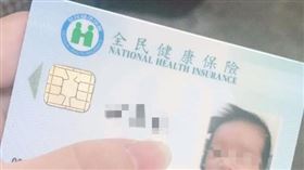 迷糊爸替兒子做健保卡 拿錯「鼻屎照」笑翻萬人：連醫生都認得他了（圖／爆廢公社）