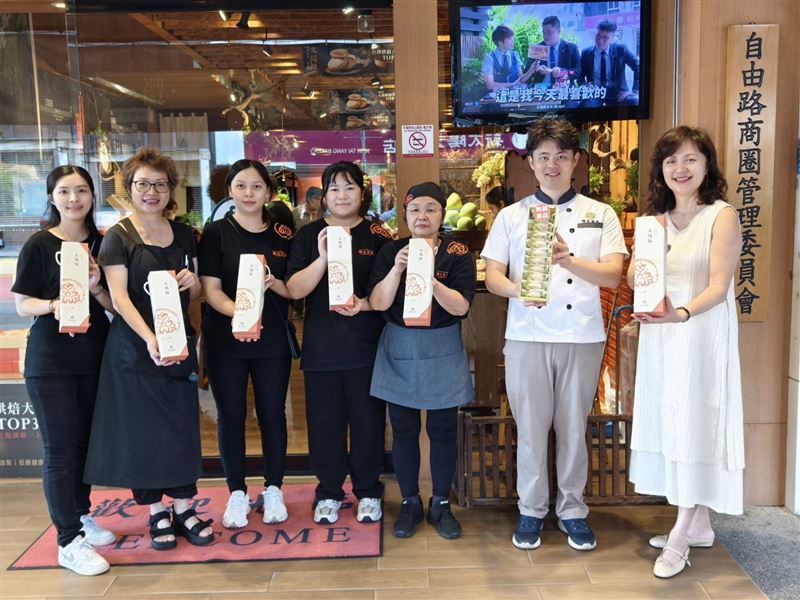 援助花蓮，台中市自由商圈主委翁羿琦（右1），帶頭捐贈1500盒太陽餅。（圖／翻攝畫面）